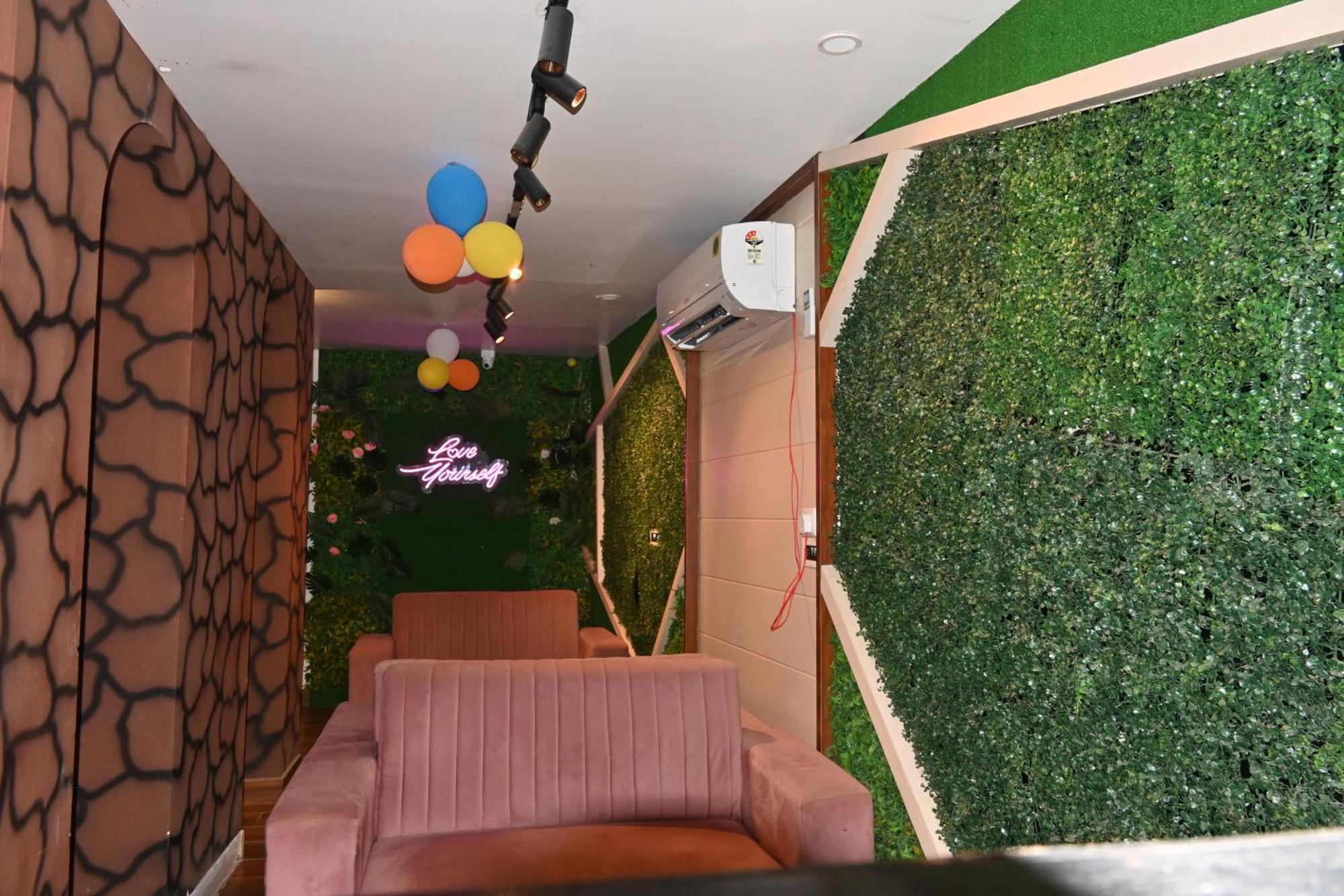 Gk Hotel And Restaurant Βαρανάσι Εξωτερικό φωτογραφία